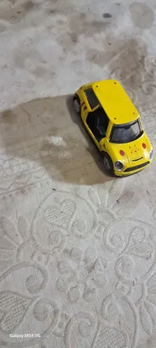 Carrinho Mini Cooper amarelo