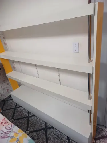 Estante de Madeira, com luzes de LED