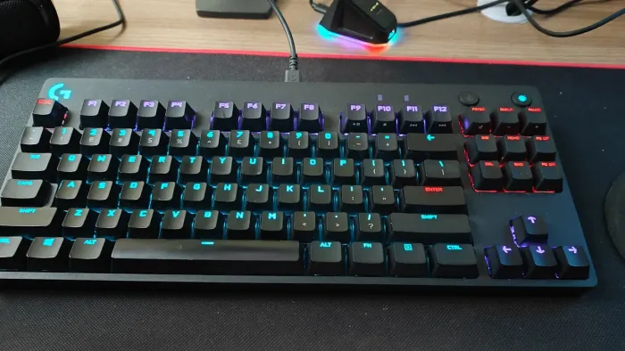 Teclado Mecânico Gamer Logitech G PRO com Layout US, RGB LIGHTSYNC