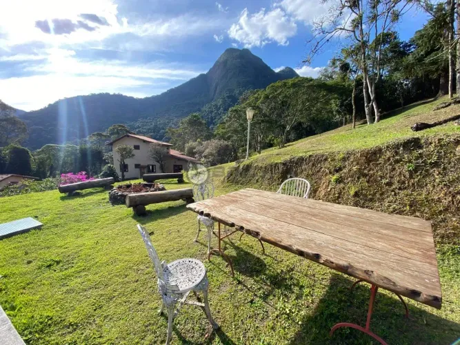 Casa em estilo sítio com 20 mil m² de área em Vargem Grande - Teresópolis/RJ.