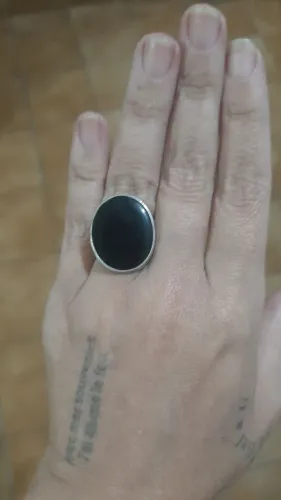 Anel preto com design moderno