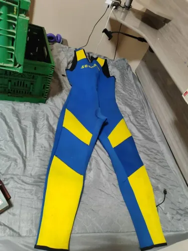 Macacão de borracha de surfar ?