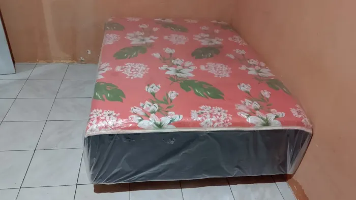Cama box com colchão floral