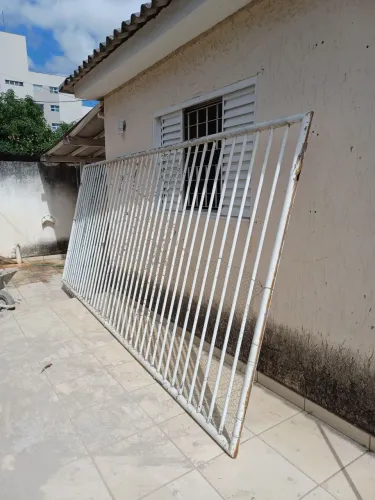 Grade e portão tubular.