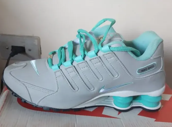 Tênis Nike Shox novo (número 38).