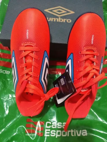 Chuteira Infantil Umbro nova.