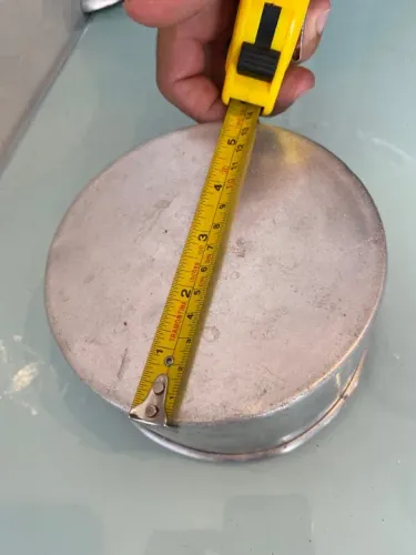 Forma de bolo assadeira de alumínio redonda pequena, 14cm de diâmetro.