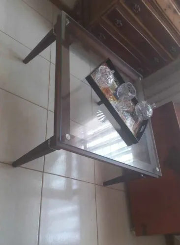 Mesa de centro em vidro e madeira
