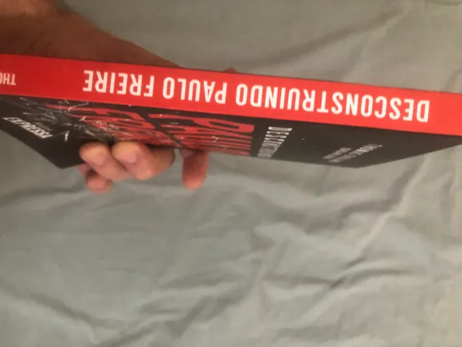 Livro desconstruindo Paulo Freire