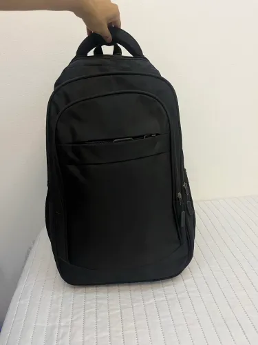 Mochila preta grande com espaço para notebook