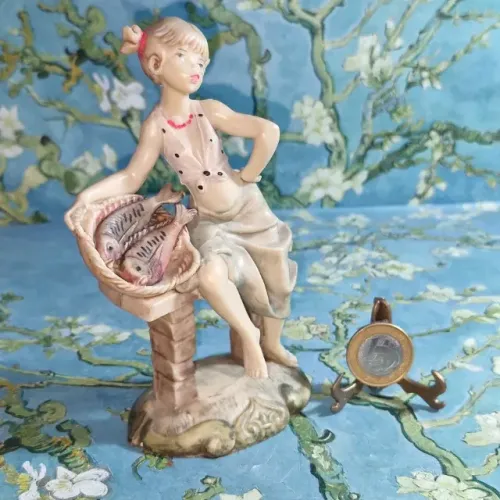 Estatueta em resina italiana de uma menina fashion, vendedora de peixes, 15 cm. Perfeita