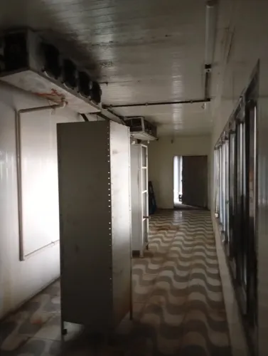 Vende-se Câmara Fria Completa Funcionando 12m x 2,50m com 2,90 de altura 