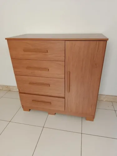 Cômoda com 4 gavetas e porta