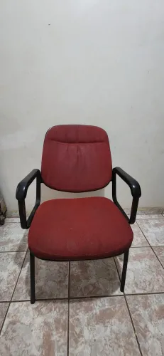 Cadeira Estofada Vermelha com Apoio para Braços