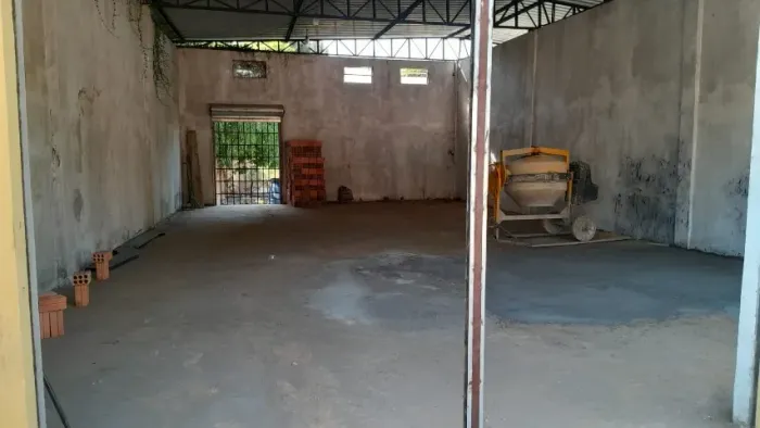 Alugo Galpão em Avenida, recém construído, medindo 09mts de frente, 13mts de fundos