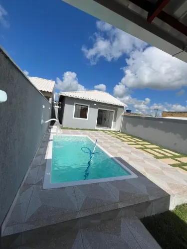 Casa à Venda com Piscina e Área Gourmet em Condomínio  Unamar, Cabo Frio  R$200.000