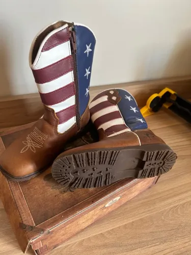 Botas Country Infantil, em couro, marca Caminhos da Roça 