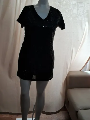 Vestido Preto com Paetês - Elegância e Brilho