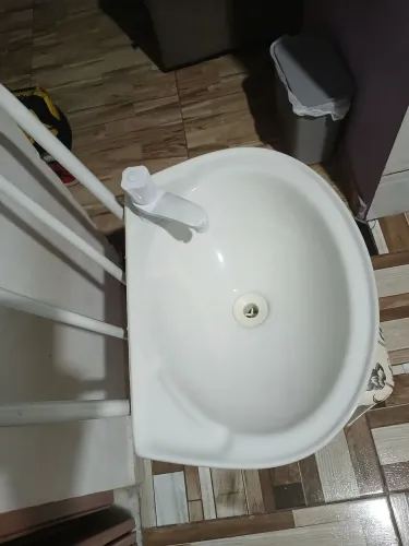 Lavatório de Banheiro Compacto e Funcional