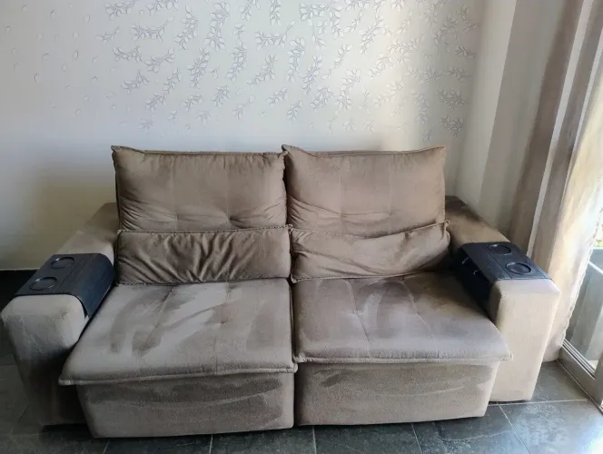 Sofá Retrátil 2 Lugares com Porta-Copos. Larg.: 2,10 - Profundid. Fechado 1,23 Aberto 1,67