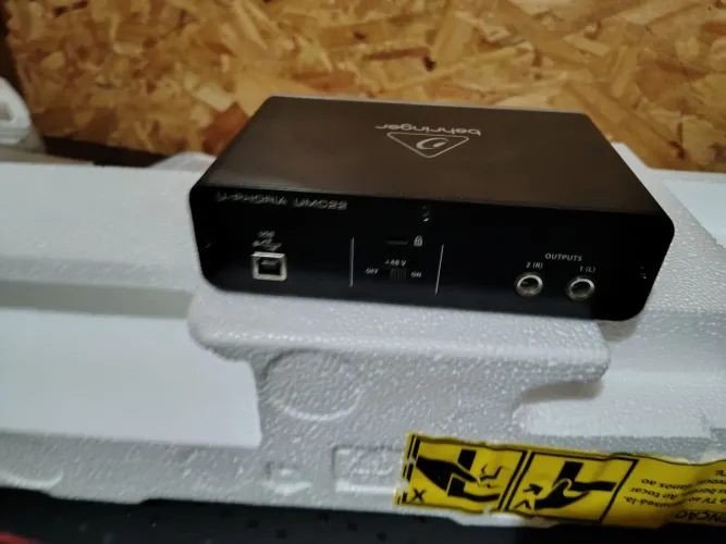 Interface de áudio behringer umc22