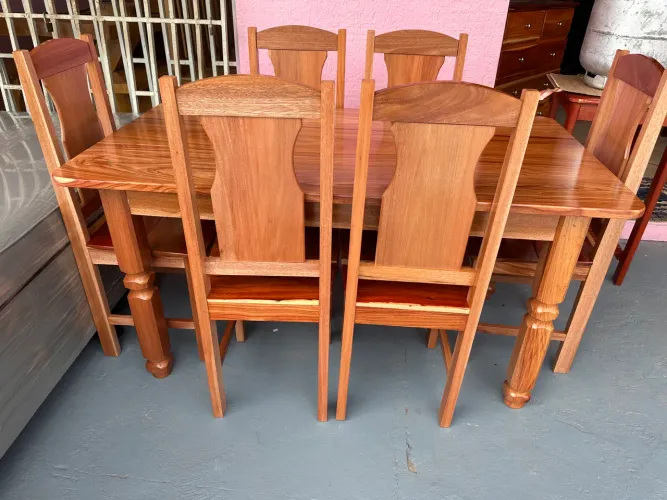 Mesa 6 cadeiras pernas torneadas nova