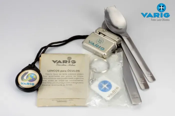 Kit com itens para colecionadores da extinta Companhia Aérea Varig.