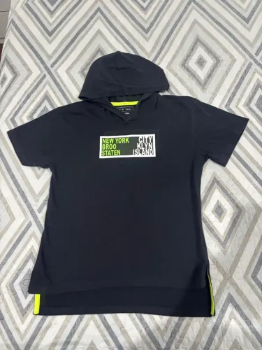 Camiseta infantil preta com capuz TAM 7-8 anos 