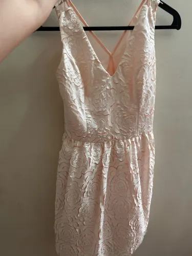Vestido Rosa Curto com Detalhes Florais