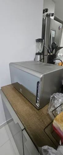 Micro-ondas Electrolux com design moderno Espelhado