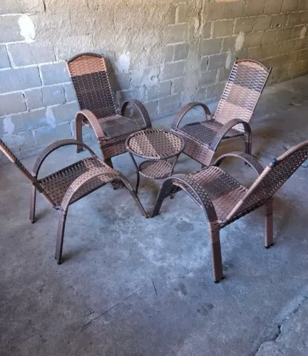 Conjunto de mesa e cadeiras NOVAS em fibra sintética área externa