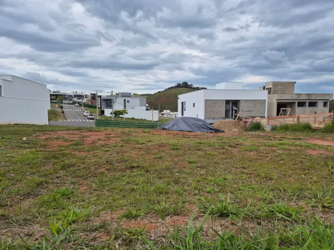 Oportunidade de terreno 100% plano no condomínio Estrela Alta