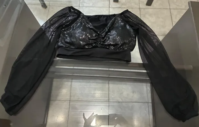 Vendo cropped preto brilhoso com manga de tule