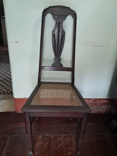 Cadeira Antiga em Imbuia e Palhinha