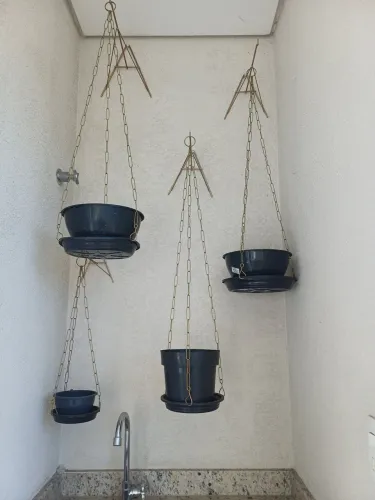 Vasos com suportes e correntes