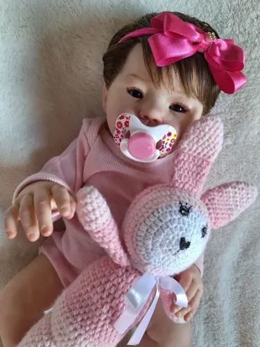 Linda Boneca Bebê Reborn com Coelhinho de crochê 