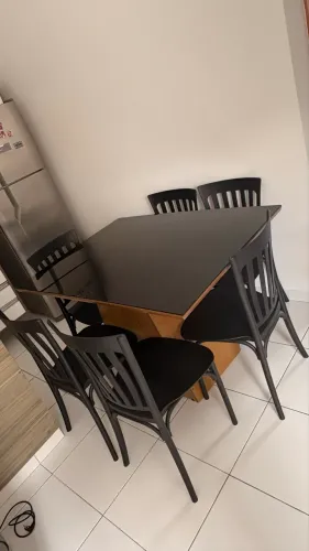 Mesa de 6 lugares com tampa de vidro preta com cadeiras
