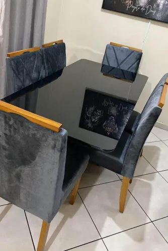 Conjunto mesa de jantar com cadeiras estofadas