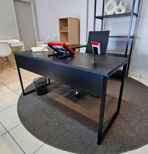 Mesa 1.70x1.60 em L linha industrial cor preto móveis para escritório IKONMIXOFFICE