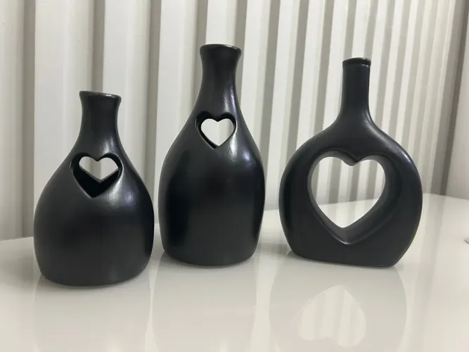 Vasos de cerâmica pretos