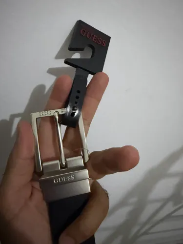 Cinto de Couro Guess dupla face tamanho adaptável - Preto e Marrom