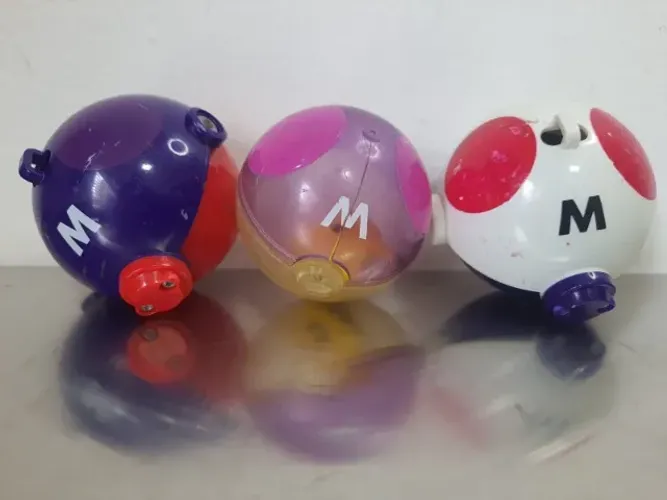 Lote 3 pokebolas chaveiro dos anos 90 com um pokemon dentro