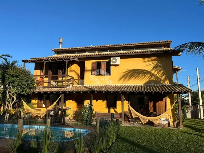 Residencial Casa Amarela com 6 dormitórios a 400 metros da Praia da Ferrugem com Piscina e