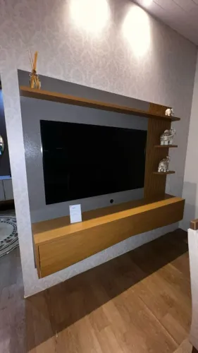 Painel Para Tv Até 65 Polegadas Europa Com Efeito Ripado 3d Tauari/Cinza perolizado