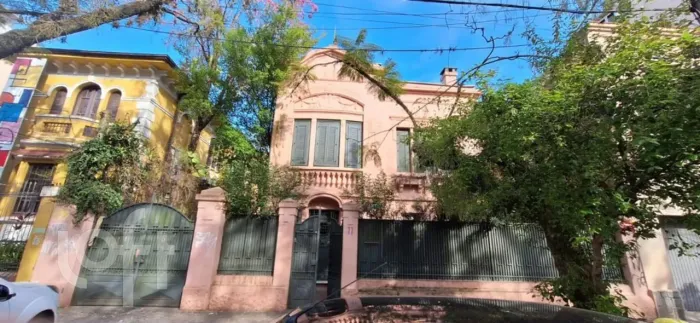 Casa à venda em Farroupilha com 480 m², 6 quartos, 2 suítes, 6 vagas