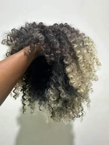Lace Wig orgânica com mechas platinadas