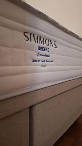 Colchão Queen Simmons Breeze já impermeabilizado e na garantia
