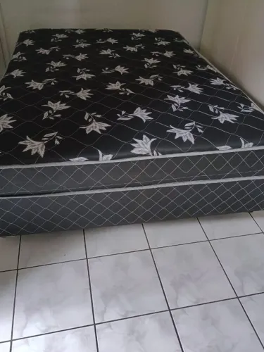 Cama Box - Excelente estado de conservação