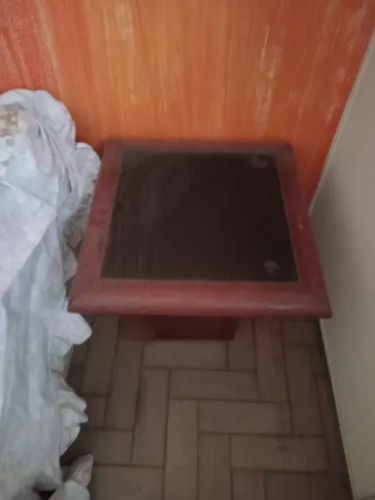 Mesa de Canto de Madeira com Tampo Escuro