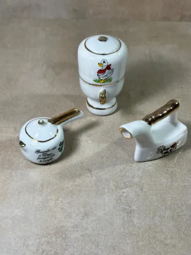 Trio miniaturas vintage porcelana - ferro - filtro - caçarola 